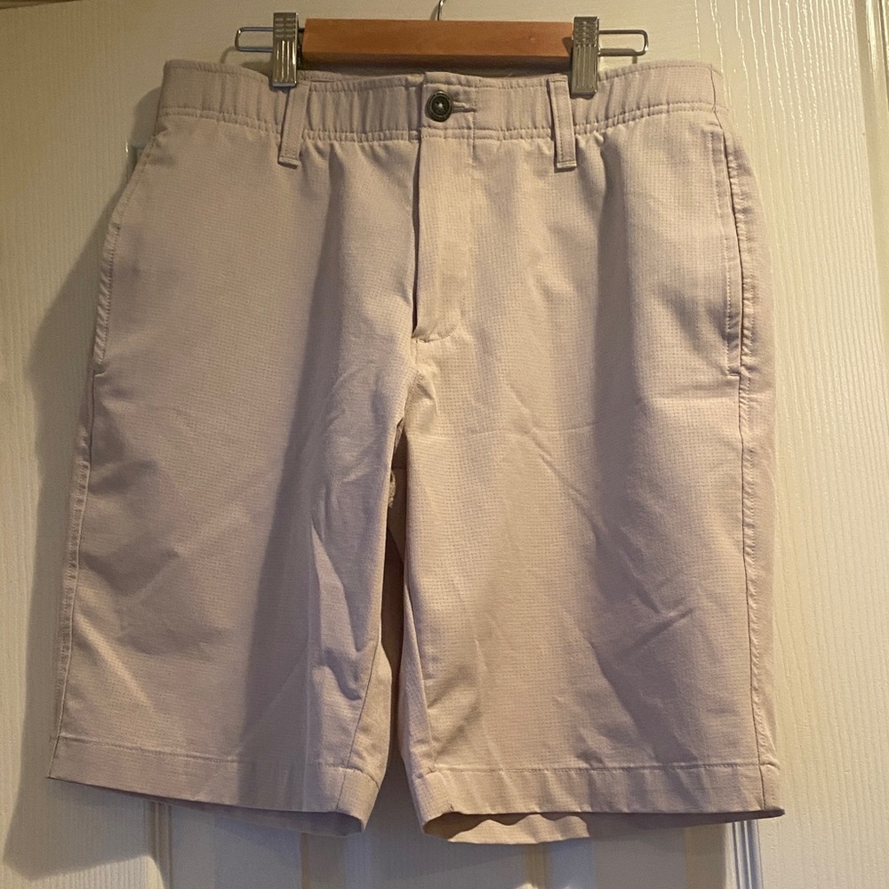Under Armour Men's Beige khaki Flat Front golf Shorts 32” waist